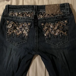 bootcut miss me jeans - super fina bootcut miss me jeans med paljetter på fickorna i storlek 29/S. kan inte visa bilder på då dem är för små. midjemåttet är 37cm rakt över och innerbensmått är 77cm.