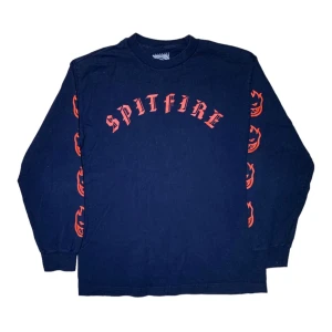 Spitfire longsleeve  - Spitfire longsleeve i storlek M. Killen på bilden är 180 cm. Mått: axelbredd - 48 cm, längd - 62 cm. Skriv för fler bilder och frågor! Inte jag på bilderna! Priset är förhandlingsbart! 