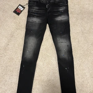 Dsquared2 Jeans  - Säljer ett par helt nya snygga Dsquared2 jeans för ett superbra pris! Skriv privat för passform och annat!