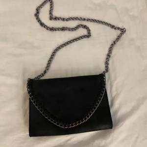 Tiamo handväska - Svart tiamo handväska i bra skick! Hör av dig vid frågor om tex mått💞