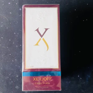 Xerjoff Erba Pura Eau de Parfum 100ml - Lyxig parfym från Xerjoff, Erba Pura Eau de Parfum i 100 ml. Fick den i födelsedags present av min farfar men jag har redan doften i min samling. Tillverkad i Italien och känd för sin exklusiva doft och stilrena design.