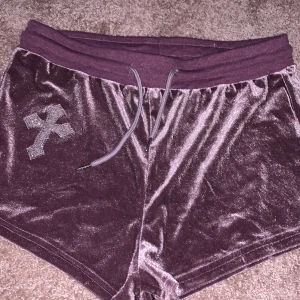 snygga shorts typ - dom är från shein men aa, säljer inte för mycke ändå, dom kosta typ 90, de är large, har aldrig använt dom är för stora 