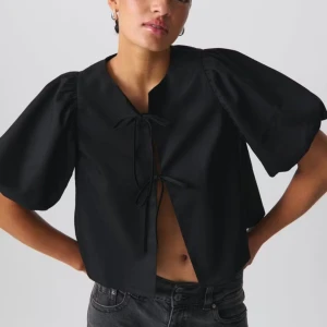 Svart blus med puffärm från Gina Tricot - Supersnygg svart blus från Gina Tricot med puffiga korta ärmar och två knytningar framtill. Storlek M men passar mig som vanligtvis har S. Nypris 399 kr. 🌸✨