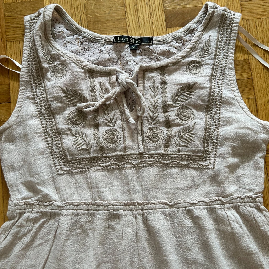 Beige broderad kortklänning Love Stitch - 2