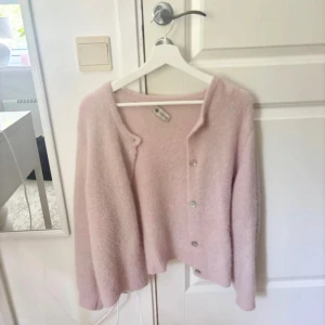 Rosa stickad kofta - Rosa stickad kofta köpt på Chelsea för 800 kr om jag minns rätt. Storleken är onesize och jag skulle säga att den passar de som har S-XL beroende på hur man vill att den ska sitta