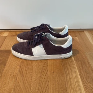 Valentino flycrew  - Säljer mina svin snygga valentino flycrew. Bra skick, endast två bitar borta på skorna. För frågar eller funderingar så hör av dig!