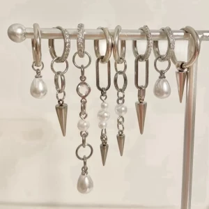 Örhängen  - Utförsäljning!!!💓💓💓 egengjorda örhängen i rostfritt stål. 119 kr/par, men går att kombinera två olika örhängen i ett par 