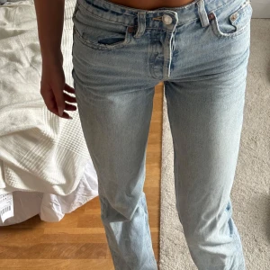  ljusblå jeans  - Säljer ett par zara jeans i ljusblå tvätt. Jeansen har en snygg vintagekänsla med knappgylf. Sitter jättefint och super snygg färg! Hör av er vid frågor eller intresse och kolla gärna in resten av det jag säljer!