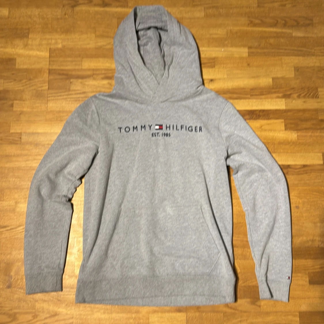 Grå hoodie från Tommy Hilfiger