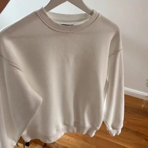Sweatshirt vit - Ny vit tröja form bikbok, inga fläckar osv!🩷🩷💘🦋
