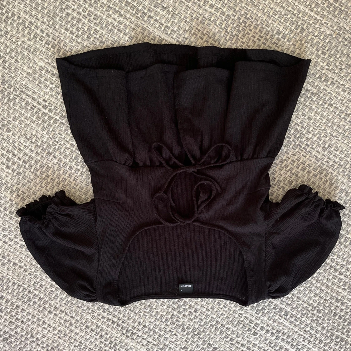 Svart blus med puffärm från Gina Tricot