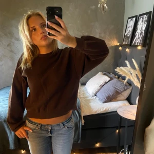 Brun sweatshirt från Gina Tricot  - Mysig brun sweatshirt från Gina Tricot i klassisk modell. Tröjan har rund hals, ribbade muddar och är lite croppad i passformen. Perfekt till jeans eller mjukisbyxor. Materialet är mjukt och skönt, troligtvis bomull. Knappt använd alls 💞