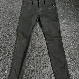 Replay jeans - Replay anbass hyperflex jeans i fint skick. Hör av dig vid frågor!