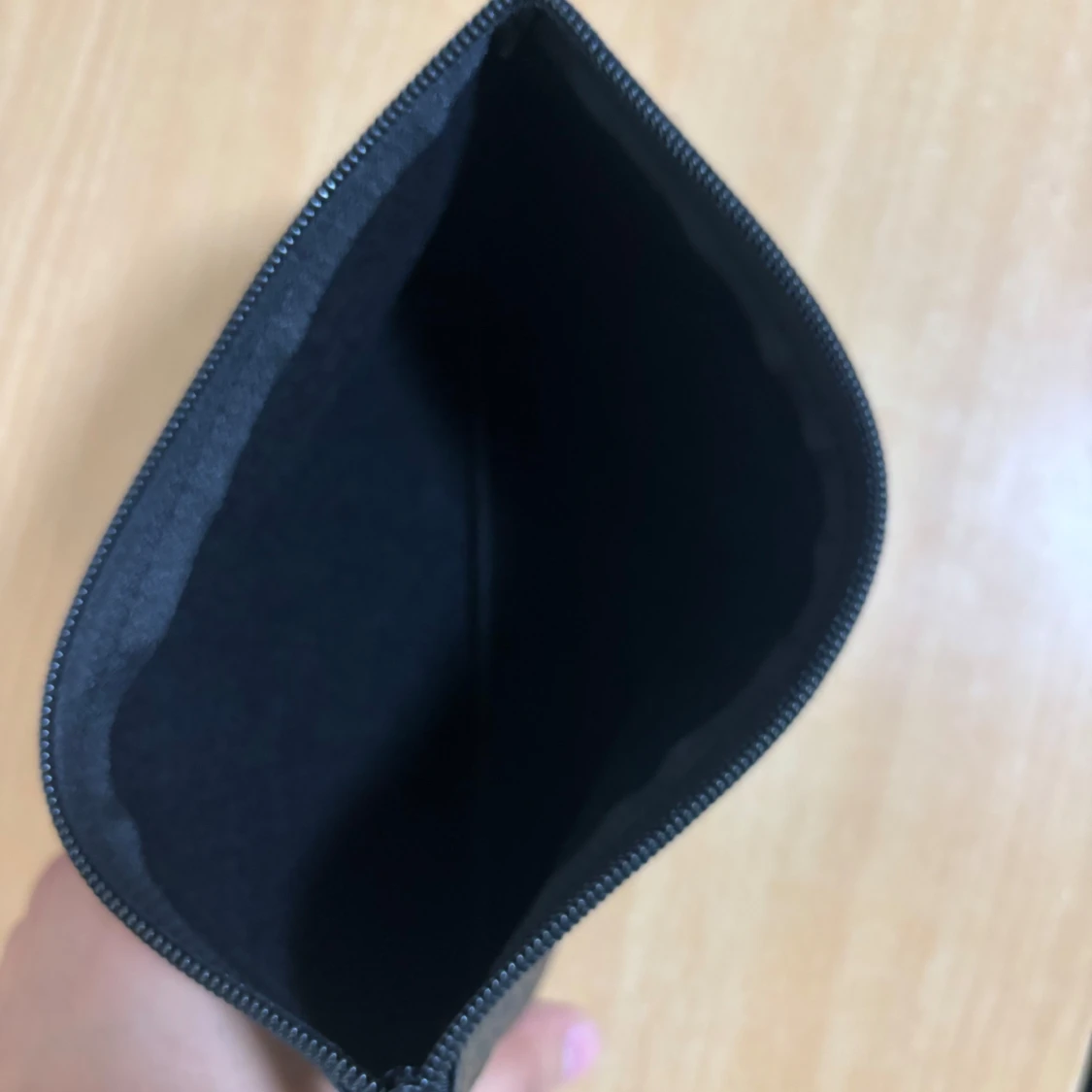 Svart kuvertväska med mönster - 1