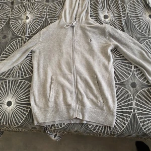 Grå hoodie från Polo Ralph Lauren   - Grå hoodie med dragkedja från Polo Ralph Lauren. Storlek (m) väldigt fint skick 