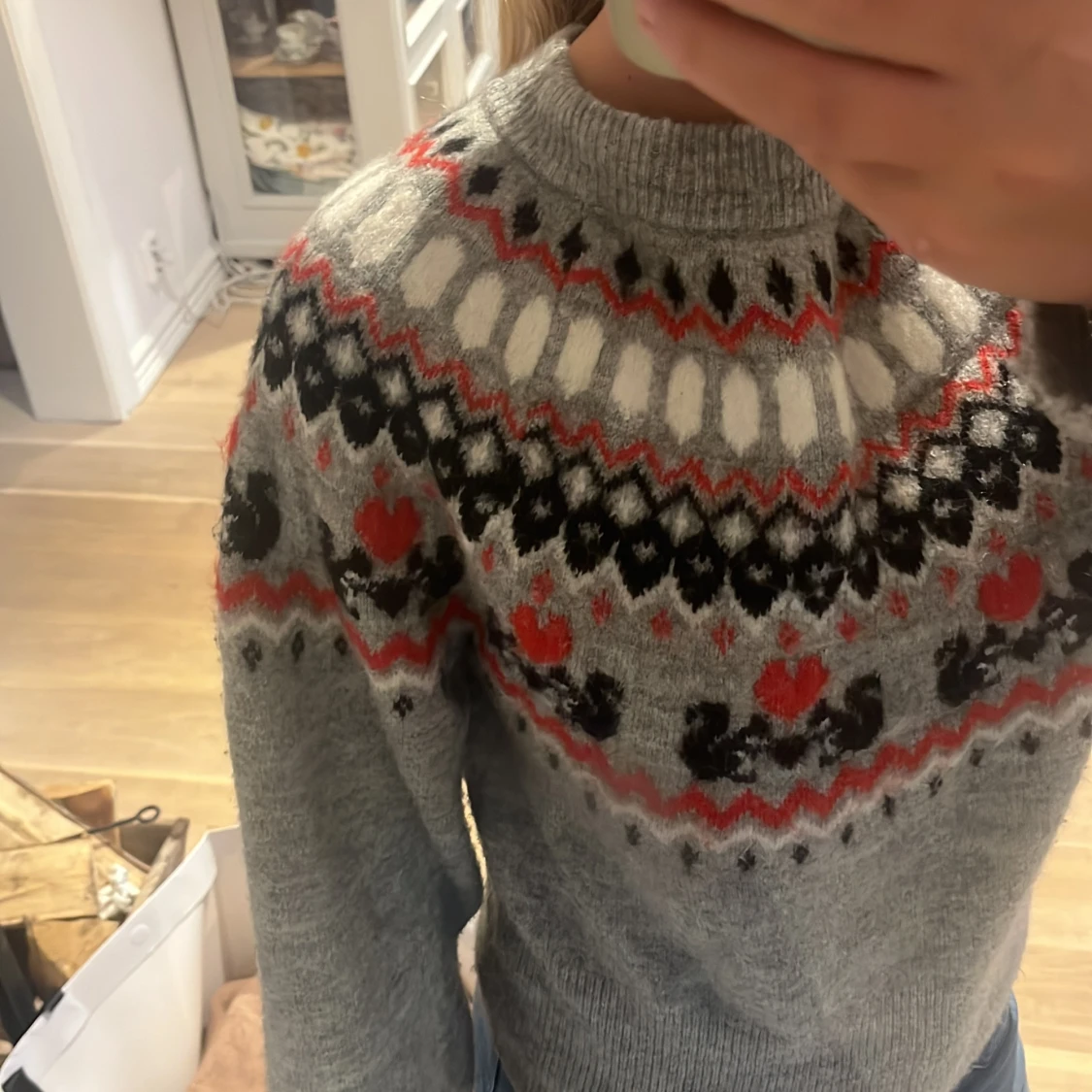 Grå stickad tröja med mönster - 1