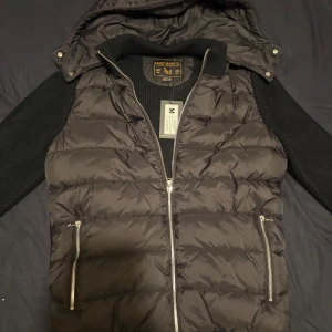 Cardigan från Leon Marcel - Helt ny cardigan från märket Leon Marcel, säljer pga fel storlek. Stilren grisch vibb. 