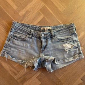 Lågmidjade jeansshorts  - Jättefina Lågmidjade ljusblå jeansshorts!!