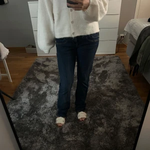 LTB valerie jeans - Säljer ett par slutsålda blå jeans från LTB, modellen Valerie. Jeansen är i W28 L32. Jag är 165cm och de sitter lite löst på mig. Köpte jeansen på asos för 799kr. Säljer då aldrig kommit till användning.💕💕
