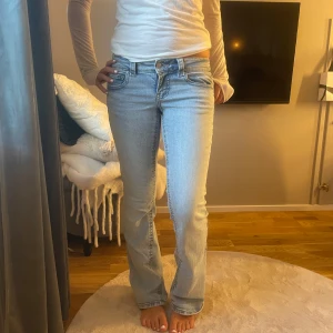 Ljusblå bootcut jeans - Snygga ljusblå jeans med bootcut passform och låg midja. Knappar bak!💘💘💘💘💘