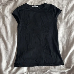 svart tajt t-shirt från ZARA - Säljer svart tajt topp från zara. Jätte snygg och enkel. Har en fin tajt passform men är tyvärr för liten för mig. Storlek M men sitter som en S💘
