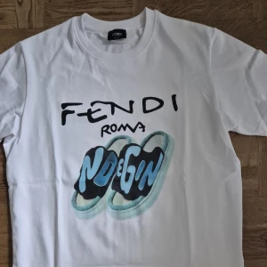 Fendi T-shirt M - Pris kan diskuteras                                                       Säljer en tröja I nyskick som tyvärr aldrig kommit till användning men tyvärr igen prislapp på. Perfekt till dig som vill ha något fräscht till garderoben. Skick 10/10