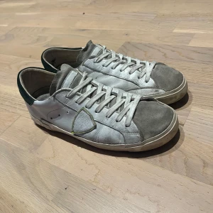 Philippe Model skor - Säljer mina Philip Model skor som är i storlek 41 passar 42 helt okej skick 