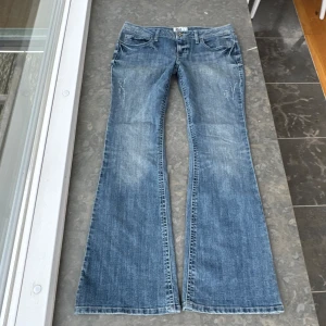 Lågmidjade jeans  - Så snygga jeans som tyvärr inte passar mig och har därför ingen bild på! Midjemått tvärsöver: 45cm  Midjehöjd: 21cm Inerbens längd: 78cm💕