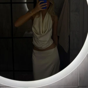 Set med topp och långkjol - Jättesnyggt sett från Pretty little thing, jättebra skick och storlek S. Jag är 180 och kjolen är bra längd på mig🙏💕 skriv för fler bilder!