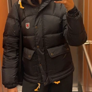 Fjällräven Jacka  - Expedition Down Lite Jacket W, storlek xs, använd 1 vinter, inga defekter! Jag är 171cm lång   