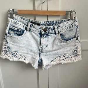 jeansshorts med spets - Jättesnygga shorts från new look! Det står inte storlek men jag skulle säga att de är i storlek 34/36💕Skriv om ni undrar något💞