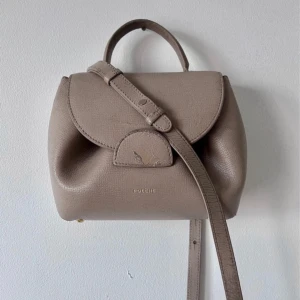 Beige handväska från Polène numero un nano - Säljer en snygg beige handväska från Polène i strukturerat skinn. Defekterna synd på bilderna. Skriv vid funderingar💞Nypris: 3800kr