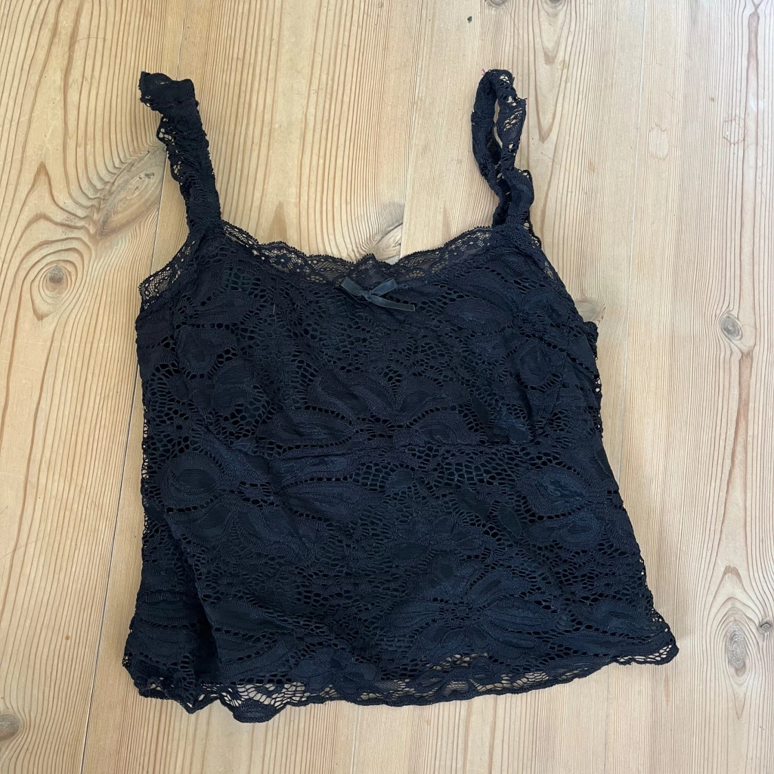 Svart spetslinne med rosett