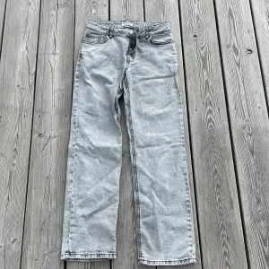 Grå raka jeans från Lindex  - Snygga ljusgrå jeans från Lindex Stella i rak modell. Klassisk femficksdesign, normal passform och tillverkade i mjukt bomullstyg. Perfekta för dig som gillar en clean och avslappnad look.