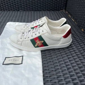Gucci ace skor  - Säljer nu dessa snygga Gucci ace skor i uk 7 där dustbag ingår, skriv för fler bilder/frågor🙌🏼