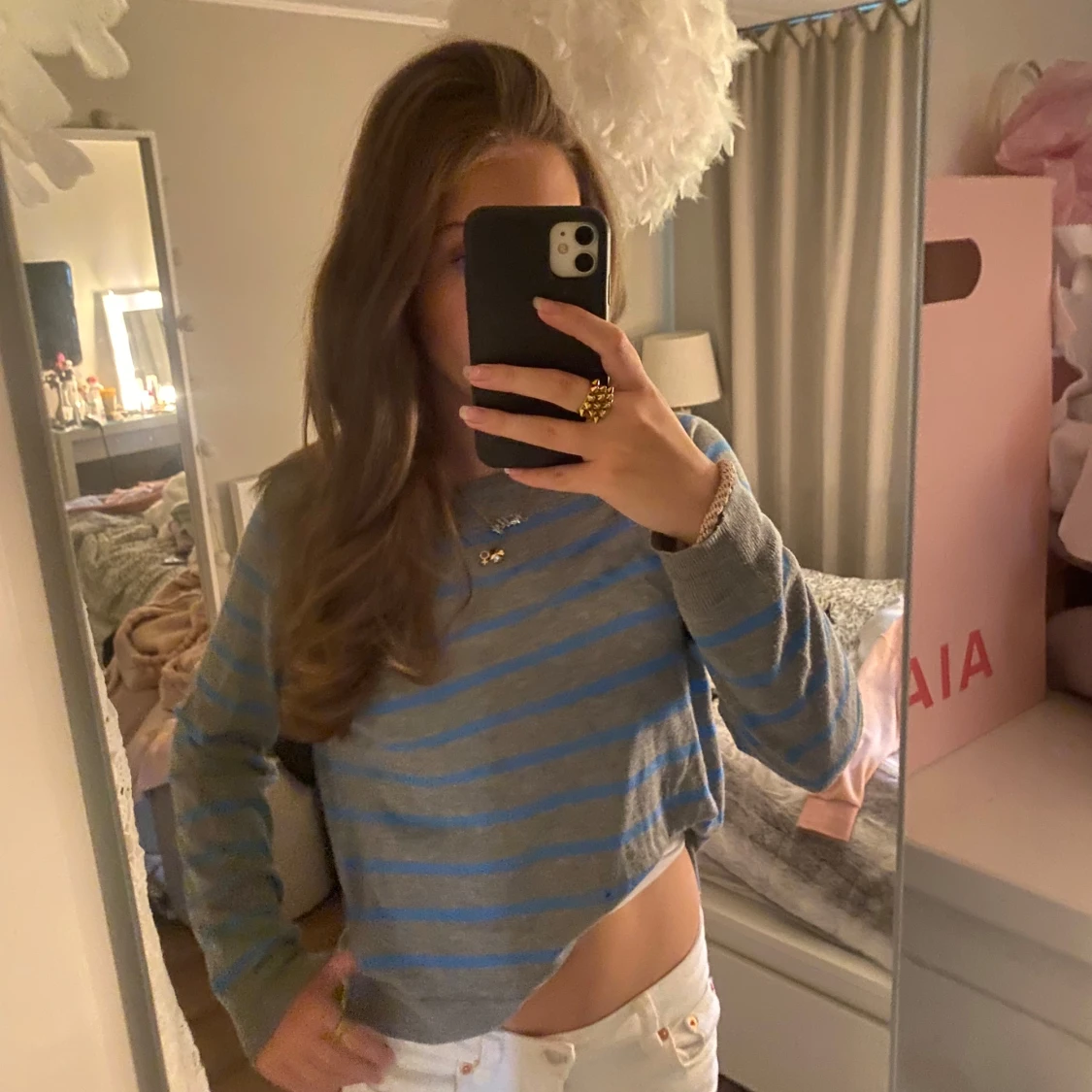 Grå och blå randig stickad tröja