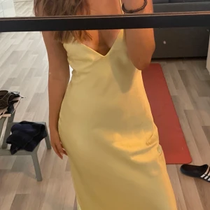 Zara klänning - Lång gul/lime zara klänning i storlek S, helt oanvänd med prislapp kvar🌼