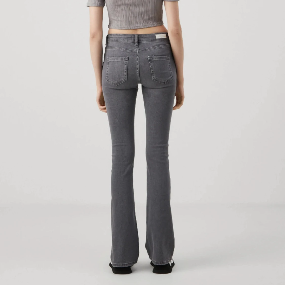 Grå bootcut jeans med hög midja - 1