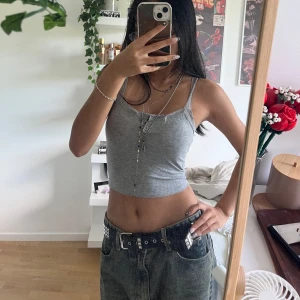 Grå linne - Aldrig använts. Den har en inbyggd BH vilket gör så att det känns säkert att använda den utan något under. Köptes från en marknad!