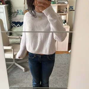 Ljuslila ribbstickad tröja från Monki - Supermysig ljuslila ribbstickad tröja från Monki i storlek M. Tröjan har en relaxed fit med lång ärm och rund halsringning. Perfekt för lager-på-lager och chill dagar. Skulle säga att den är lite kroppad