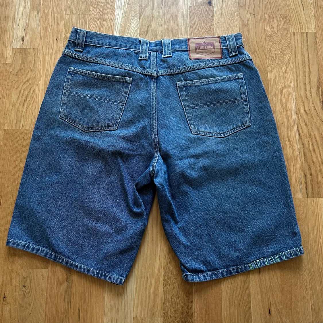 Blå jeansshorts med camo-patch - 2