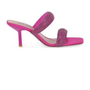 Rosa klackade sandaler Steve Madden - Snygga sandaler från Steve Madden i stark rosa med två breda remmar täckta av glittriga stenar. Skon har fyrkantig tå, öppen tå och smal klack. 