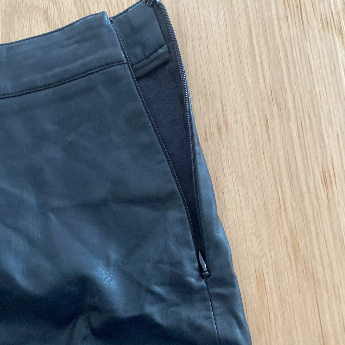 Svart skinnkjol från Gina Tricot - 2