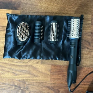 Svart varmluftsborste med tillbehör - Säljer en svart varmluftsborste med fyra olika borsthuvuden för styling. Perfekt för att skapa volym, lockar eller släta ut håret. Kommer med en snygg svart förvaringspåse i satin. Passar dig som vill fixa håret snabbt och enkelt hemma.