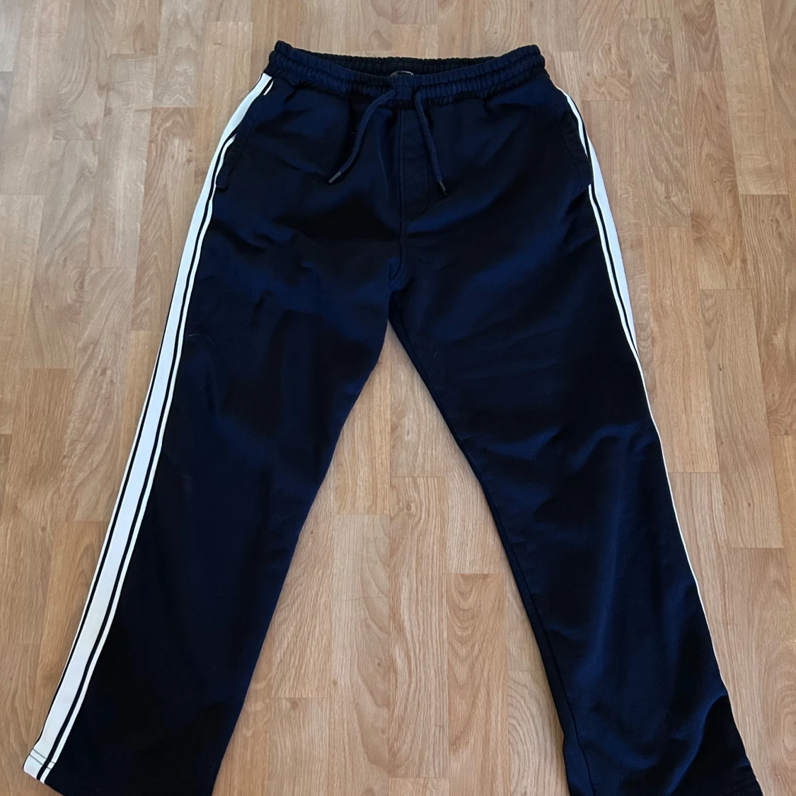 Svarta mjukisbyxor Xside med vita ränder