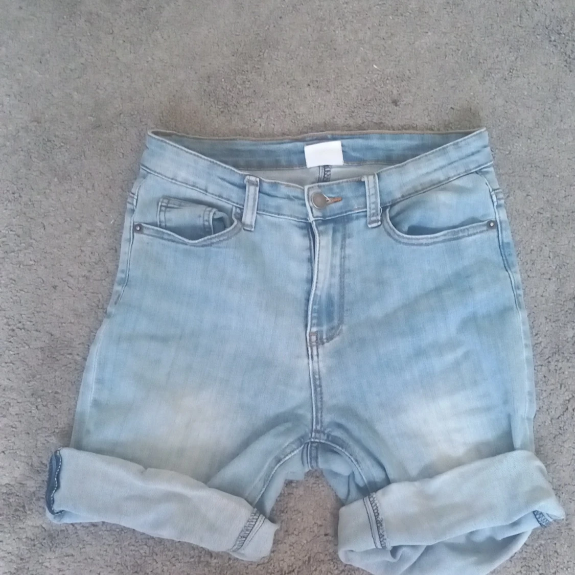 Ljusblå jeansshorts från UNIQ dnm