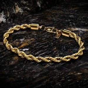 Cordell armband i guld - Cordell halsband huld platterat är ett elegant smycke som finns i flera olika längder, vilket gör det enkelt att anpassa efter stil och tillfälle. Perfekt för både vardag och fest! 