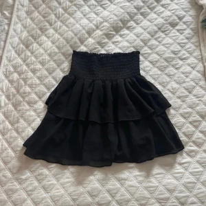 Snygg volang kjol från Chelsea!! - Snygg, knappt använd och inga defekter! Den går även att ha som en snygg topp💗💗