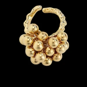 Statement ring i guld med klusterbollar - Cool statementring i guldton med ett kluster av blanka, runda bollar som ger en unik och trendig look. Ringen har en organisk, lite ojämn form på bandet och glänsande yta som verkligen drar blickarna till sig.