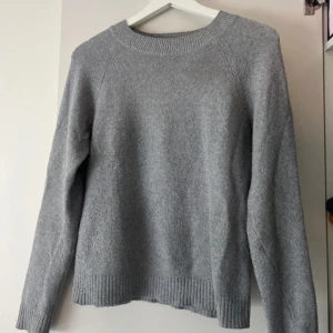 Grå stickad tröja från Vero Moda - Mysig grå stickad tröja från Vero Moda i storlek XS. 